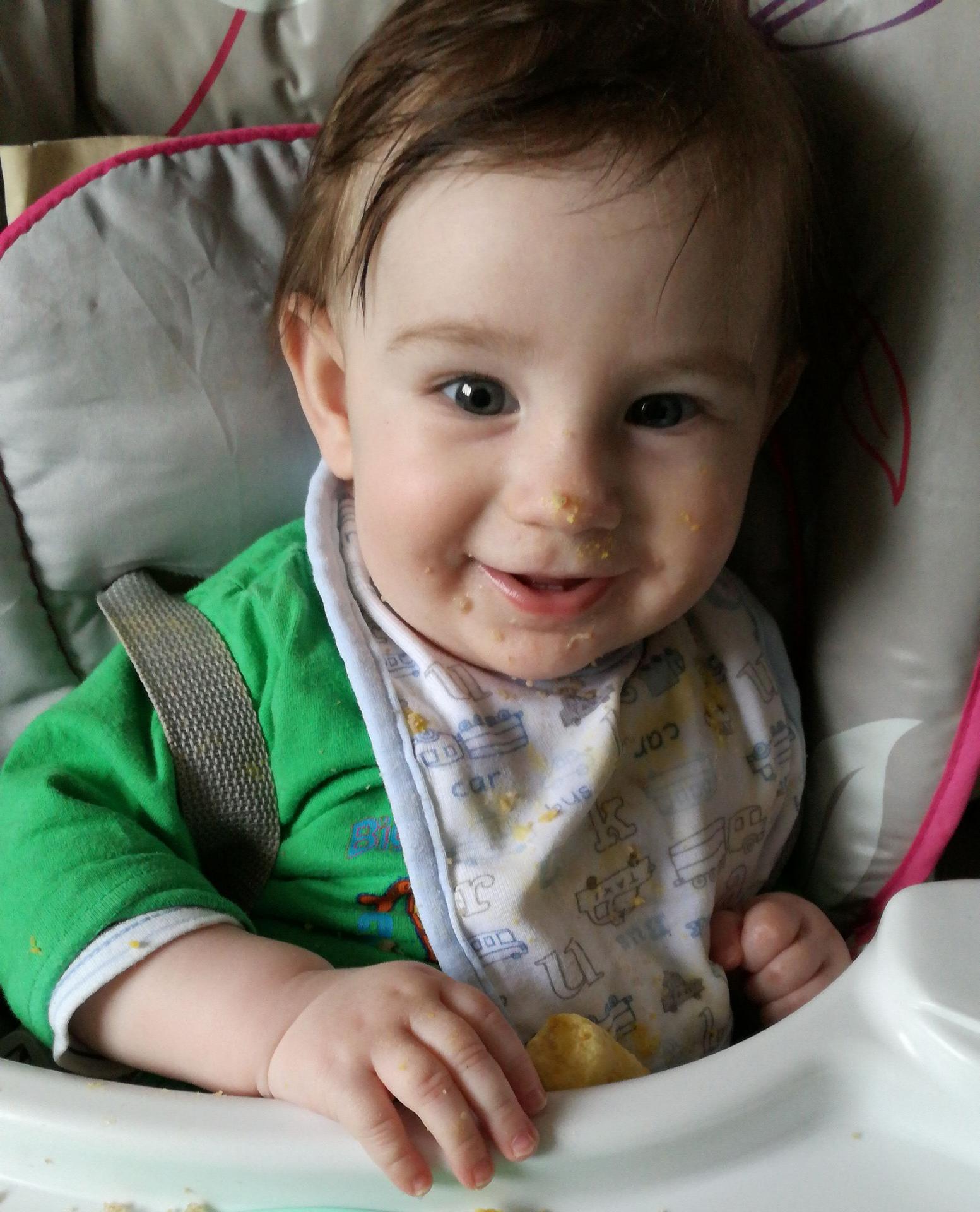 Posiłek blw. Ubrudzone dziecko po skończonym posiłku